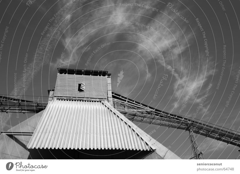 Mahlwerk Fabrik Beton schwarz Wolken Gebäude Dach Fenster Kondensstreifen Material Umweltverschmutzung Bergbau Licht Eisen Stahl Umweltschutz Mühle Stein