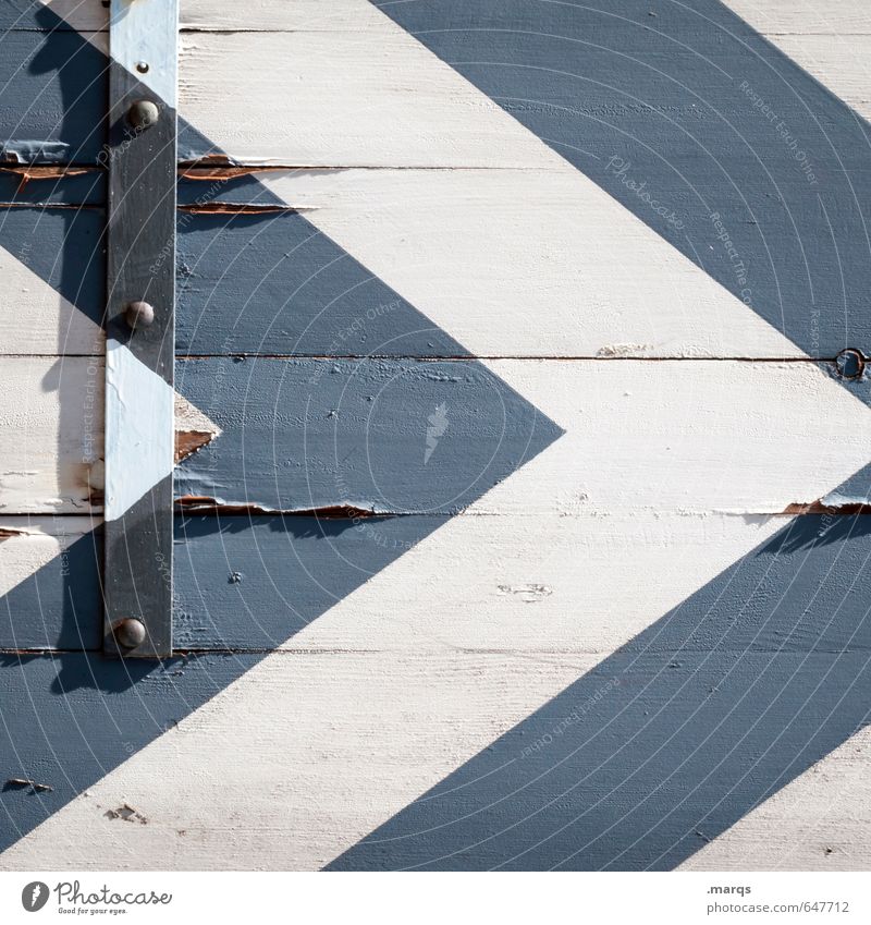 Wegweiser Stil Design Holz Zeichen Pfeil Streifen alt eckig kaputt blau weiß Symmetrie Zukunft Lack abblättern richtungweisend Orientierung Farbfoto