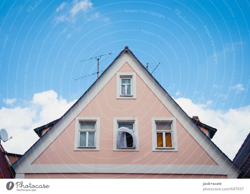 Frischluft durch offenes Fenster Gardine Himmel Wolken Mittelfranken Fassade Antenne Satellitenantenne Satteldach authentisch Leichtigkeit lüften Symmetrie