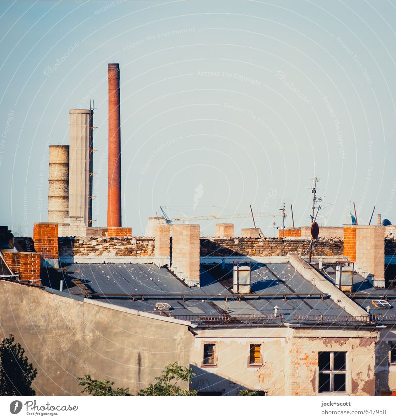 Schlöte Wolkenloser Himmel Prenzlauer Berg Fabrik Fenster Antenne Satellitenantenne Brandmauer oben Nostalgie Symmetrie Umweltverschmutzung Vergänglichkeit Dach