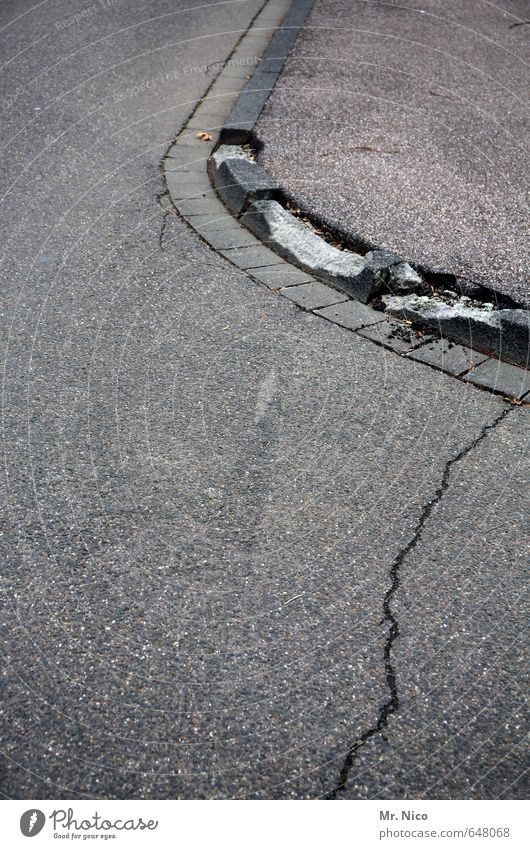 Kollateralschaden Stadt Straßenverkehr Wege & Pfade kaputt grau Bordsteinkante Bürgersteig Riss Asphalt Kurve Beton rund Verfall Autofahren Abnutzung