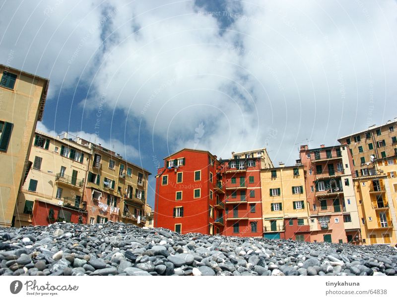 Camogli Ligurien Italien Strand Kieselsteine Haus mehrfarbig mediterran Balkon eng Froschperspektive Wäscheleine ligurie Himmel alt Altstadt