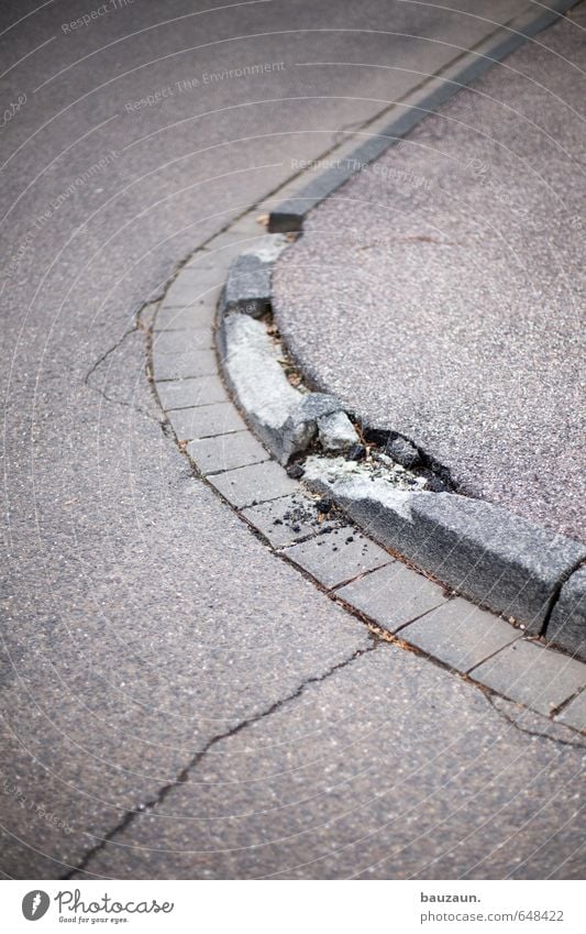 es läuft nicht alles rund. Stadt Verkehr Straßenverkehr Autofahren Straßenkreuzung Wege & Pfade Bordsteinkante Asphalt Bürgersteig Stein Beton Linie Streifen