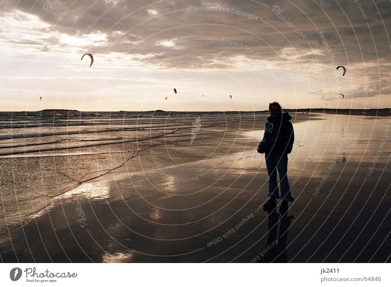 Bretonischer Strand Sommer Meer Wellen Himmel Wolken Horizont Idylle Sonnenuntergang Kiting Ebbe Drache Flut Surfen Frankreich Wasser Atlantik Gischt Mensch