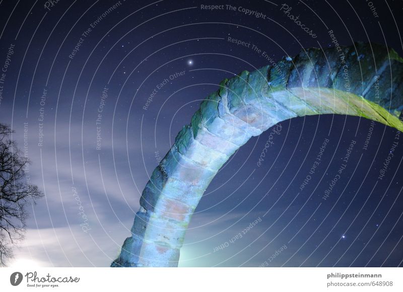 Stargate Astronomie Landschaft Himmel Nachthimmel Stern Ruine Torbogen Mauer Wand blau schwarz weiß Außenaufnahme Langzeitbelichtung Starke Tiefenschärfe