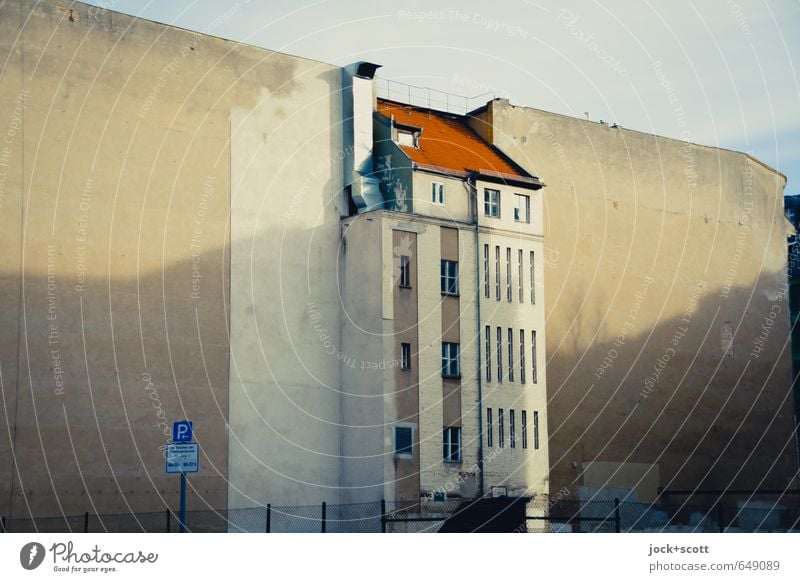 Zentral gelegen Himmel Berlin-Mitte Fassade Brandmauer Lüftungsschacht Verkehrsschild historisch Wandel & Veränderung Schattenspiel diagonal herausragen