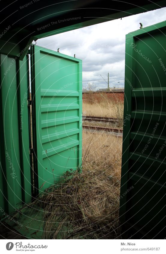 wilder westen Umwelt Wolken Gras Sträucher Hütte Industrieanlage Tür grün Container offen Eisenbahn Schienenverkehr Unkraut Einsamkeit Verfall Eingang Aussicht