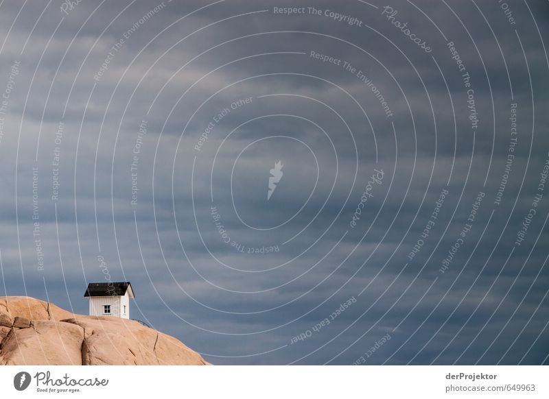 Es steht ein Haus im nrigendwo Umwelt Landschaft Urelemente Wolken Sommer schlechtes Wetter Hügel Felsen Küste Bucht Fjord Ostsee Traumhaus Hütte