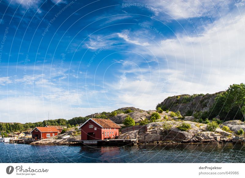 Schärenidylle mit Holzhaus Umwelt Natur Landschaft Pflanze Urelemente Hügel Felsen Wellen Küste Seeufer Bucht Fjord Dorf Fischerdorf Hafenstadt Altstadt Skyline