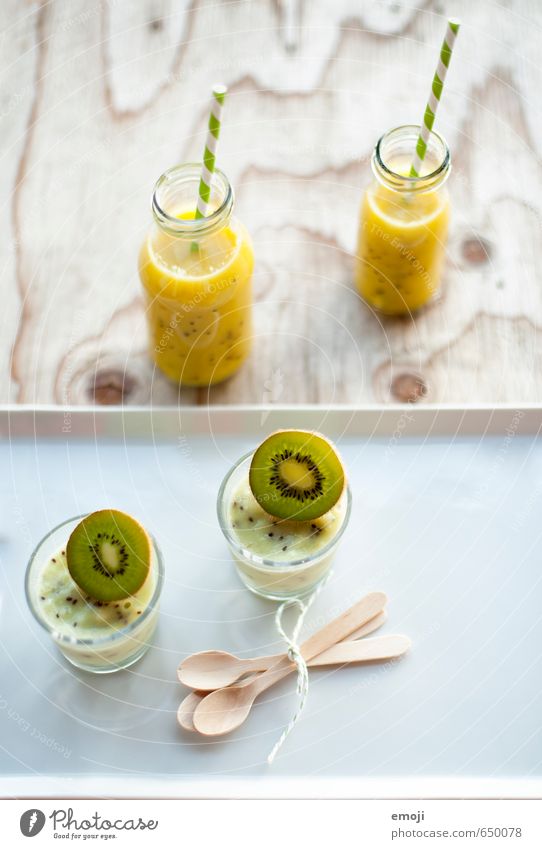 Kiwi-Eis Dessert Speiseeis Süßwaren Ernährung Vegetarische Ernährung Getränk Erfrischungsgetränk Saft grün Milchshake fruchtig lecker Farbfoto Innenaufnahme