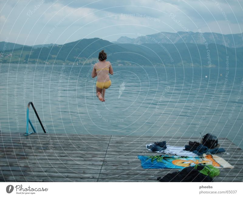 die ruhe vor dem ... See kalt Attersee Frau Mädchen Bikini springen grau Haufen Bekleidung Steg Panorama (Aussicht) Handtuch Rucksack gelb Abend blau Treppe