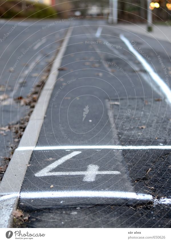 Linie 4 Baustelle Kleinstadt Straßenbelag Busbahnhof Bürgersteig Zeichen Ziffern & Zahlen grau stoppen fahren Schulbus Personenverkehr