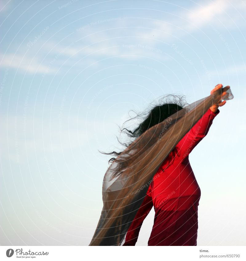 . Mensch feminin 1 Tanzen Himmel Wolken Tuch brünett langhaarig Locken Lebensfreude Leidenschaft Freude Zufriedenheit Inspiration Kommunizieren Kunst