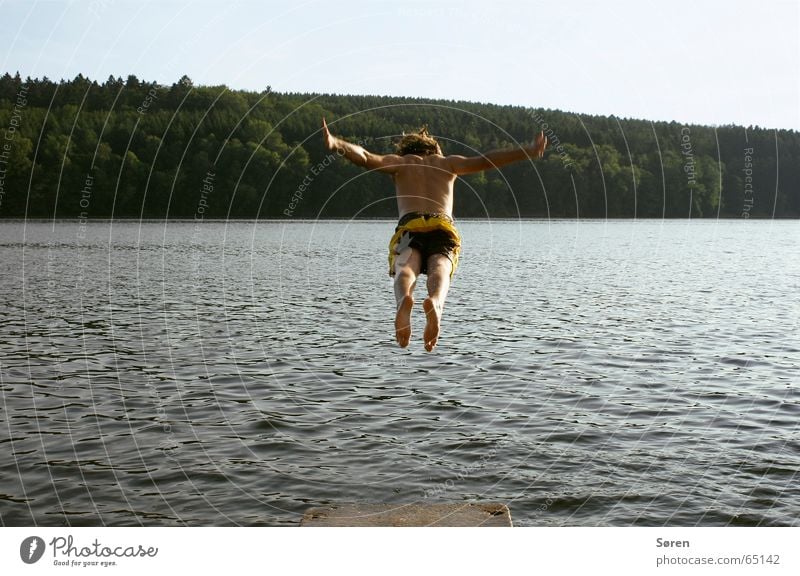 Flotter Hüpfer See Kopfsprung hüpfen springen Steg Badehose Ferien & Urlaub & Reisen Strand Mörder Wald Meer Schweben bauchklatscher urlaub in deutschland