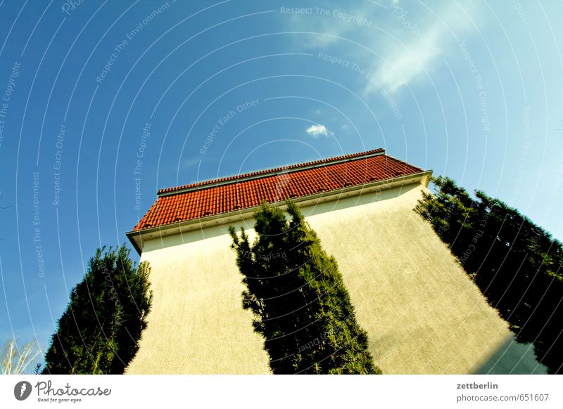 Haus Berlin Frühling Lakritz Natur Stadt steglitz Vorstadt wallroth Häusliches Leben Wohngebiet Wohnhaus Dachgiebel Fassade Wand Mauer Himmel verrückt Neigung