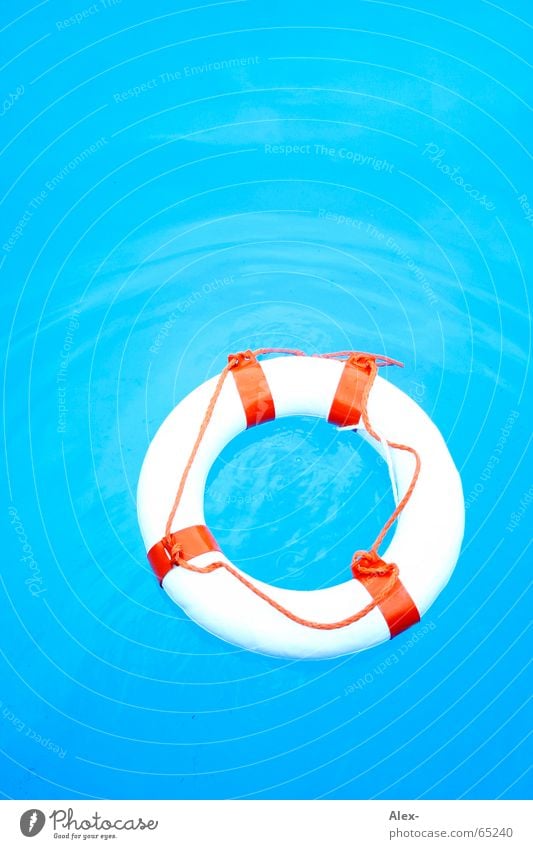 Mann über Bord II Schwimmhilfe Rettungsring Schwimmbad untergehen Desaster Luft Sommer Notfall notleidend Bademeister Hilfsbereitschaft nichtschwimmer Wasser