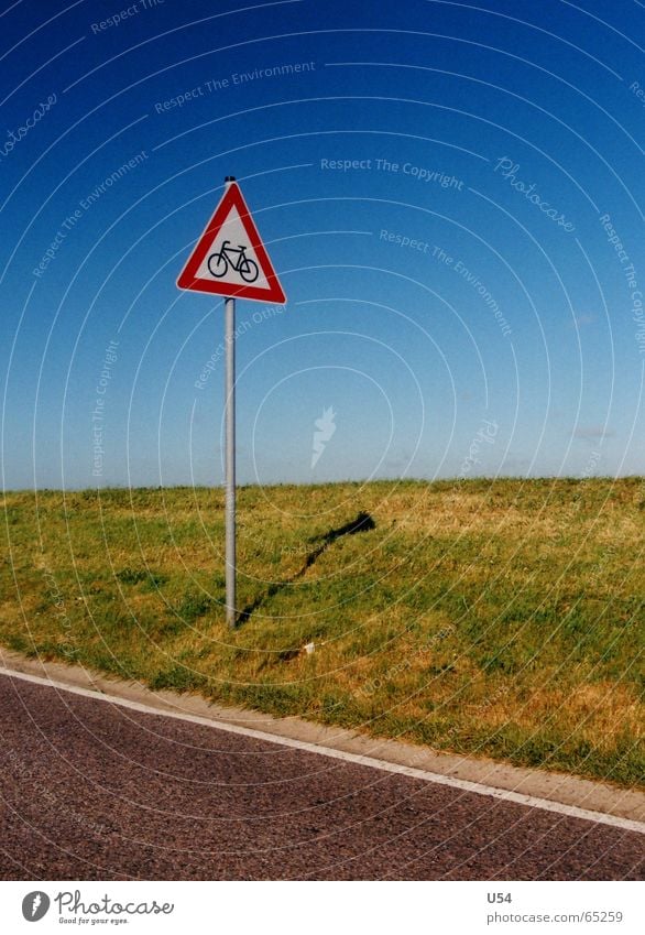 Vorsicht Radfahrer.. Landkreis Friesland Gras Ödland Straße Schilder & Markierungen Warnhinweis Himmel