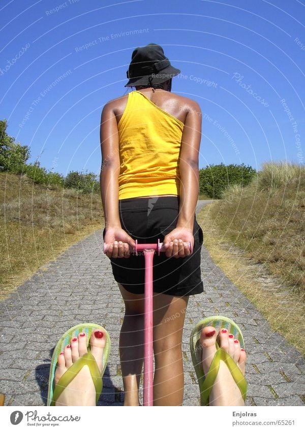 Zum Strand Flipflops Handwagen Sommer Zehennagel Schweiß Sträucher Erholung gelb Stranddüne Himmel Wege & Pfade anstrengen