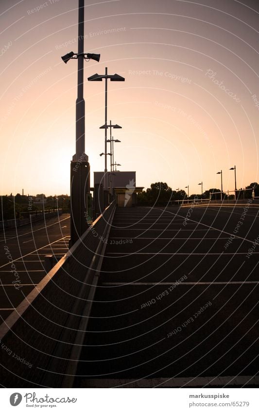 parkplatz Stadt parken Parkhaus Etage KFZ Teer PKW Sonne Geländer Schilder & Markierungen Himmel Schönes Wetter Strommast Sonnenuntergang