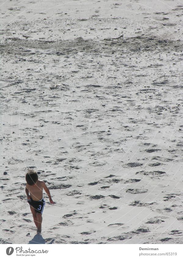 Halbfinale verloren... Ferien & Urlaub & Reisen Strand Einsamkeit Sommer klein Trauer Weltmeisterschaft soccer Sand Fuß Junge Traurigkeit EM