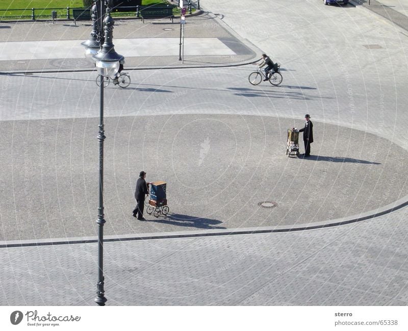 Pariser Platz, Berlin Drehorgel Anzug Laterne Vogelperspektive Musik