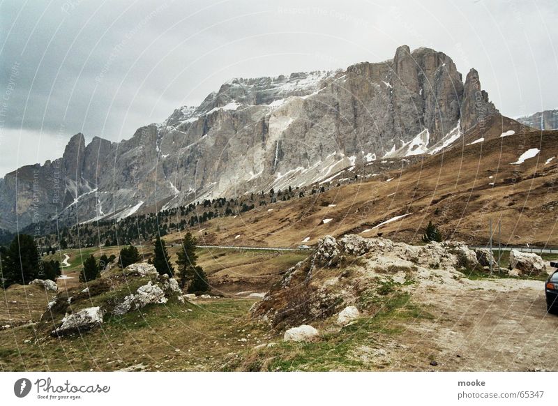 Sella Dolomiten dunkel grau braun grün Berge u. Gebirge Felsen