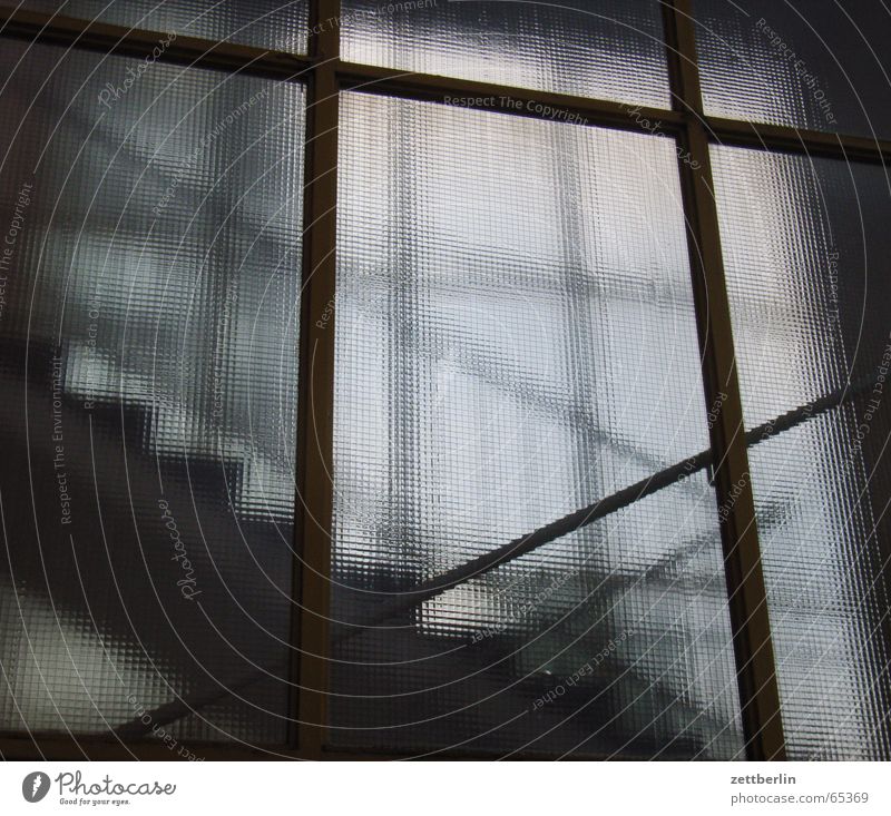 Treppe Treppenhaus aufwärts abwärts Geländer glas halbvoll glas halbleer