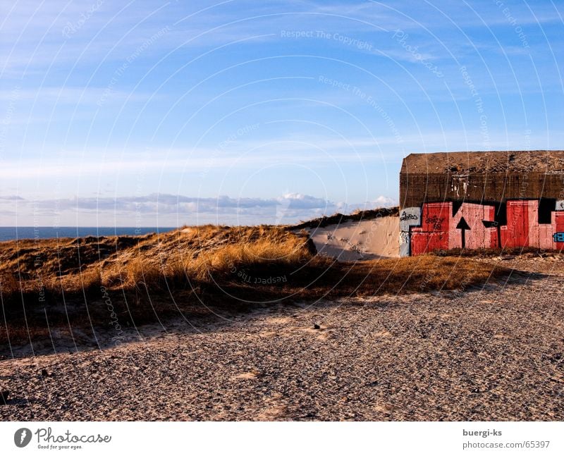 Überreste Meer Gebäude Kunst Anarchie Beton Ewigkeit sinnlos Krieg Außenaufnahme Himmel Bunker Stranddüne Sand grafiti Idylle Architektur