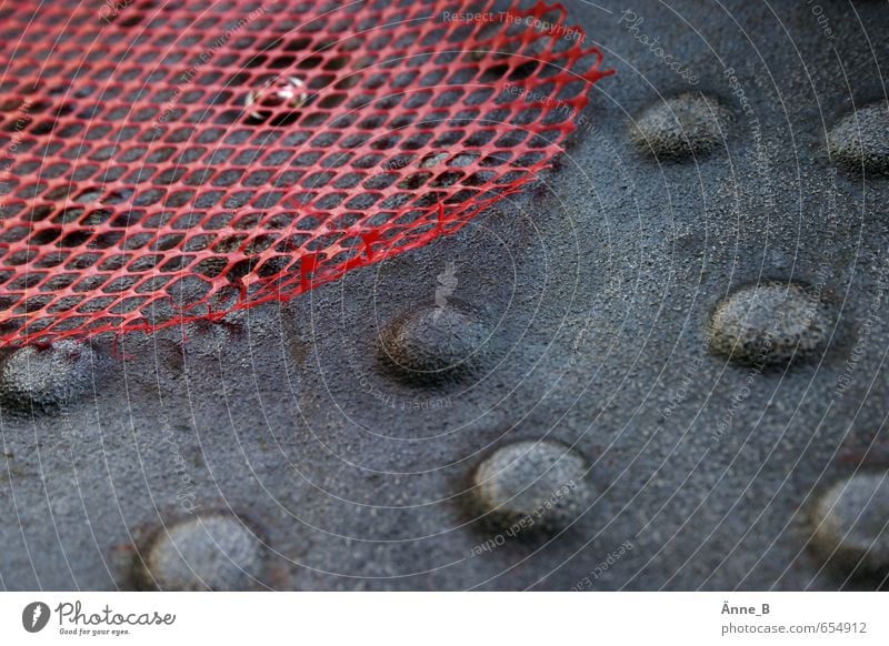 XXX O O O Topfdeckel Metall Kunststoff Netz Netzwerk Schutznetz grau rot schwarz silber Farbfoto Gedeckte Farben Innenaufnahme Nahaufnahme Detailaufnahme