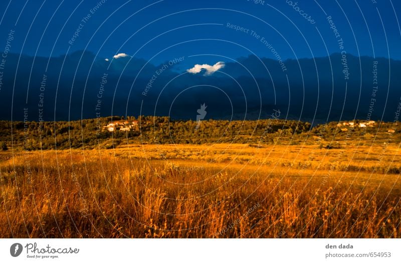 blau gelb Natur Landschaft Himmel Gewitterwolken Sonnenlicht Sommer Schönes Wetter schlechtes Wetter Sturm Wiese Felsen Berge u. Gebirge Velebit Dorf