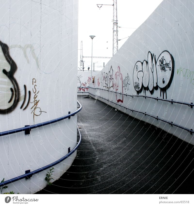 EckenMüllBlick Prag Mauer Beton Kunst Schmiererei Lampe kaputt Einsamkeit Obdachlose Gelächter Bahnhof Wege & Pfade graffity alt Kot