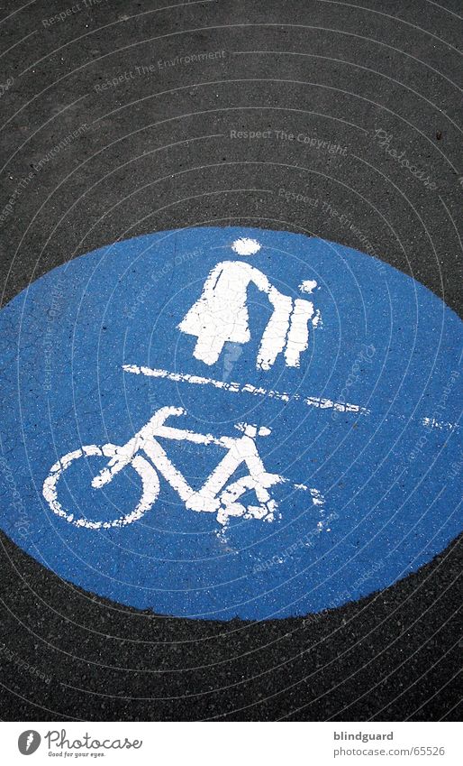 Follow allways the right way Bürgersteig Fahrrad Mutter Kind Verkehr Straßenverkehr Fahrradweg Verkehrssicherheit Wahrzeichen Strassenmalerei Sicherheit richtig