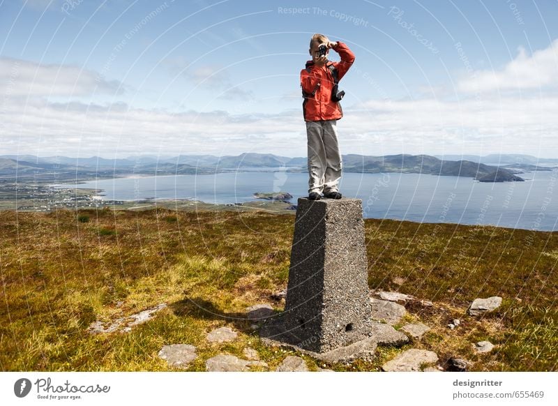 Junge auf dem Gipfel eines Berges in Irland Freizeit & Hobby Ferien & Urlaub & Reisen Ferne Freiheit Sommer Sommerurlaub Meer Berge u. Gebirge wandern Mensch