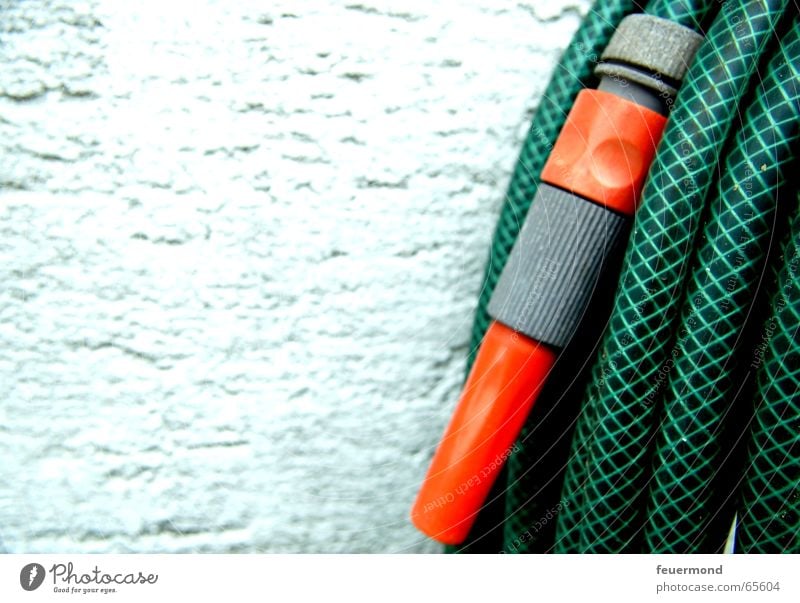 Gartenschlauch statt Gießkanne Schlauch Wand Putz gießen Kühlung grün Wasserschlauch Regen düse spritzen orange hosepipe garden water