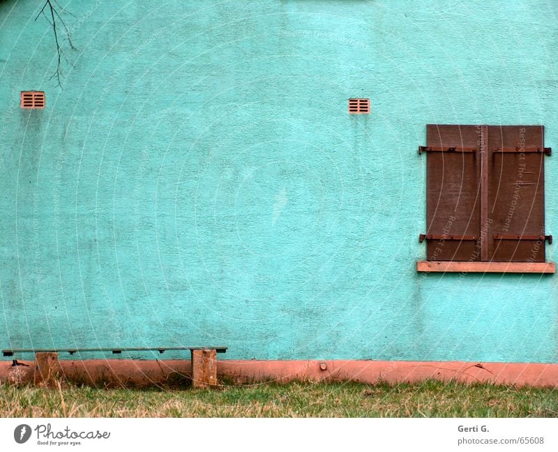 alles Fassade Fenster Fensterladen braun türkis verfallen schmuddelig Holzbank Fensterbrett Anstrich Putz mehrfarbig Gras Wiese dreckig Bank rauhputz