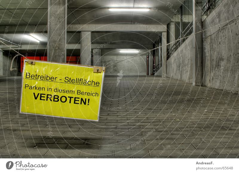 Parken VERBOTEN! Verbotsschild Parkhaus Verbote Nacht dunkel Beton grau kalt gelb Einsamkeit Fahrbahn Menschenleer Hinweisschild trist Straßenverkehr Wagen