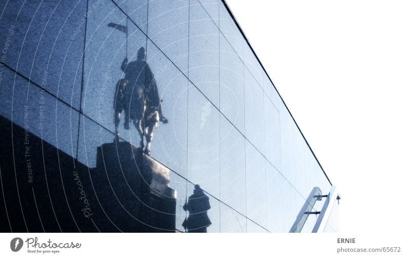 Reeeita Prag Reflexion & Spiegelung Stadt Wand weiß Fuge Reiter Himmel Treppe blau ende im gelände müde^^