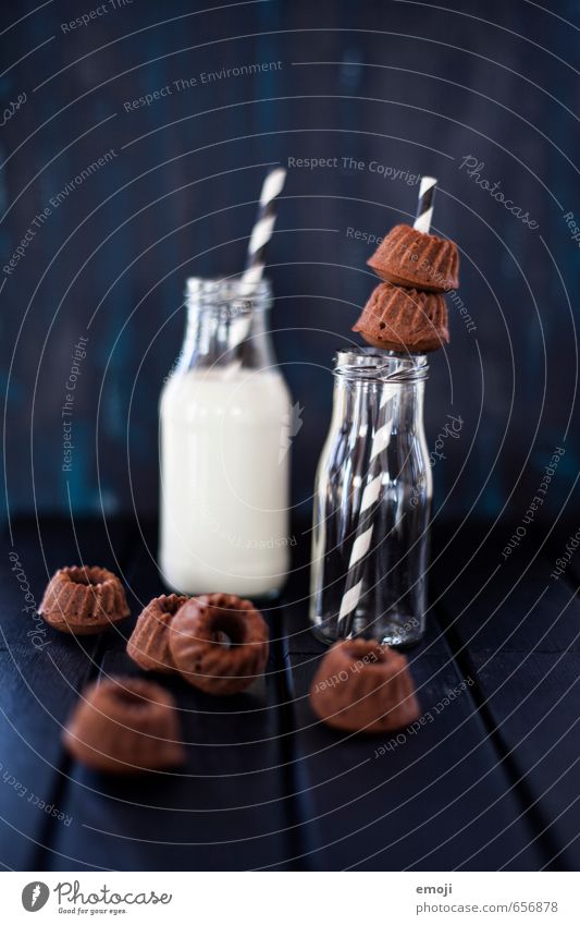 chocolate & milk Milcherzeugnisse Kuchen Dessert Süßwaren Schokolade Ernährung Flasche Trinkhalm lecker süß Gugelhupf Backwaren Farbfoto Innenaufnahme