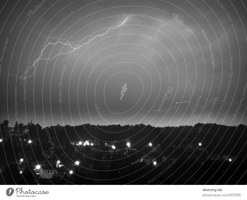 Unwetter einschlagen Blitze Langzeitbelichtung Wolken schwarz weiß Stadt Nacht dunkel Würzburg Würzburg-Zellerau gefährlich Gewitter Schwarzweißfoto Himmel