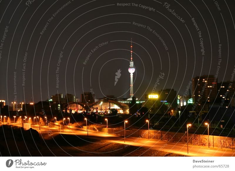 Warschauer Brücke Nacht Licht Stadt dunkel Friedrichshain Laterne Abendsonne Sommer Sommerabend Berlin Berliner Fernsehturm Straße Mitte Himmel