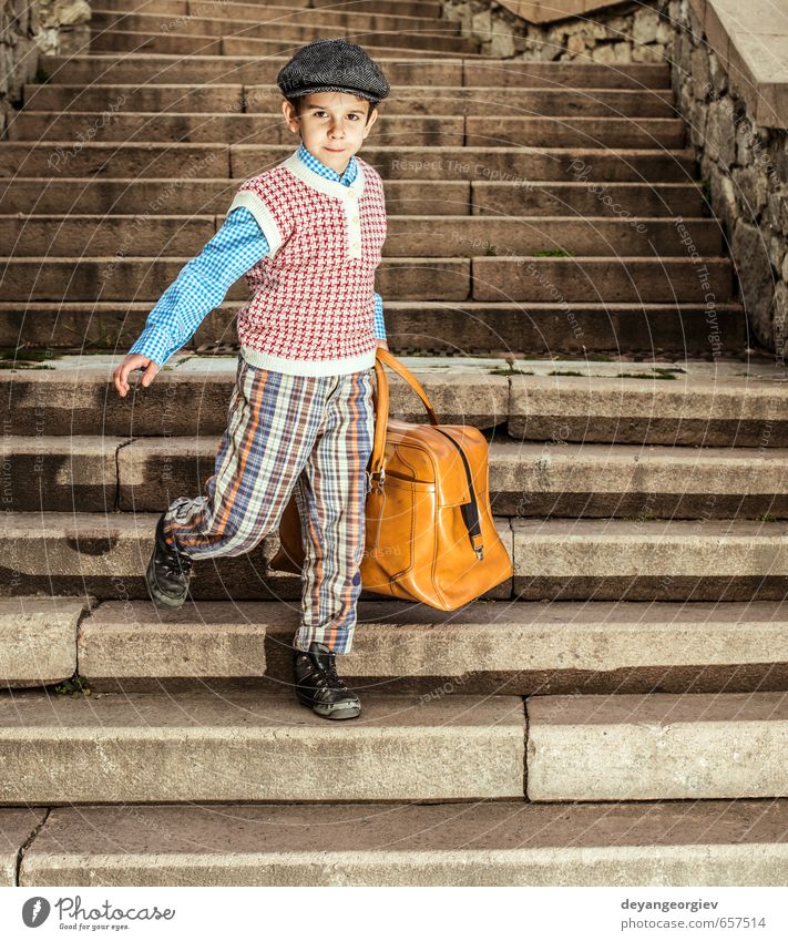 Außentreppe und Kind mit Vintage-Tasche Ferien & Urlaub & Reisen Ausflug Schule Mensch Junge Kindheit Straße Koffer klein retro schwarz weiß altehrwürdig Gepäck