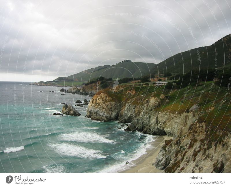 Pazifikküste von US Highway 1 aus Küste Klippe schlechtes Wetter Meer Wellen Küstenstraße Strand Wolken