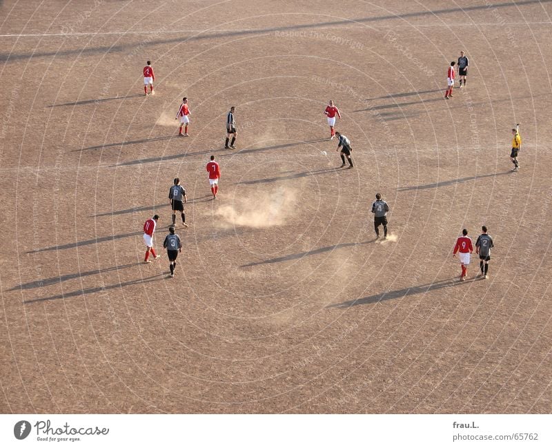 X-Fußball Fußballer Schiedsrichter Spielfeld Sportverein Fußballmannschaft seltsam Fußballplatz Staub Sonnenlicht Freizeit & Hobby schießen Platz Sportplatz