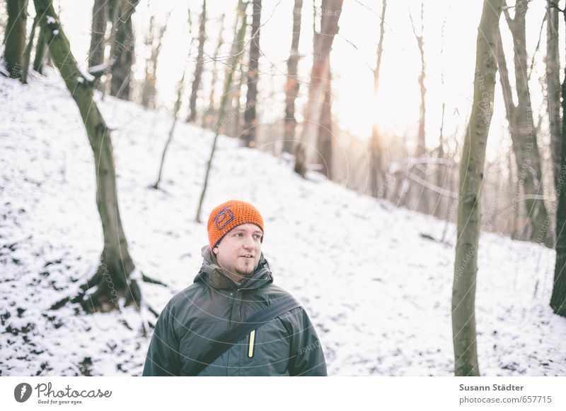 winterkinder Mensch maskulin Junger Mann Jugendliche Erwachsene Körper Kopf Bart 1 Lächeln Winter Wald Winterlicht Schneelandschaft Baum Freude gücklich Jacke