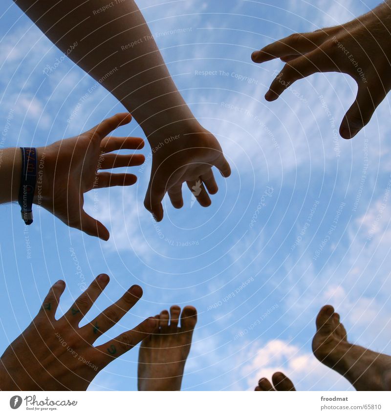 Gliedmassen Hand Wolken aufstrebend Finger Zehen Himmel Fingernagel Fuß Freude Musikfestival hochgeschaut ausstrecken himmelwärts Arme Beine fangen Gliedmaßen