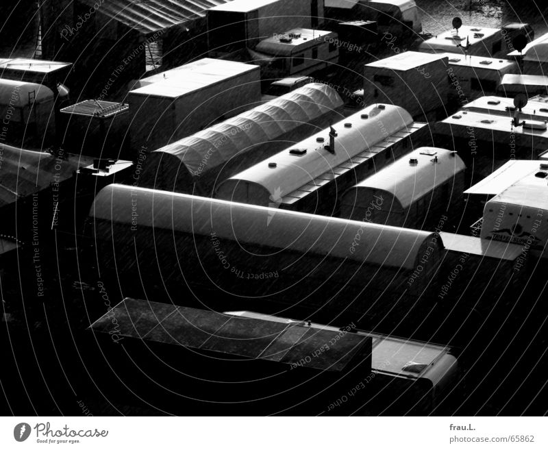 Dom im Regen Schausteller Wohnwagen Jahrmarkt eng Freizeit & Hobby ungemütlich dunkel Sonnenlicht ruhig Trauer Häusliches Leben Arbeit & Erwerbstätigkeit