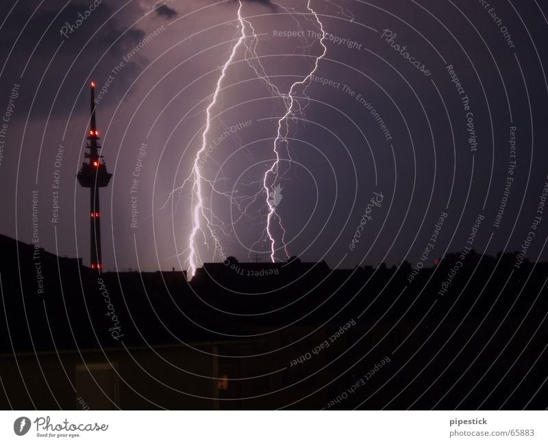 Blitz neben dem Mannheimer Fernsehturm violett gelb Sonnenuntergang Stadt Tankstelle rosa Hochhaus Himmel Wetter Hagel