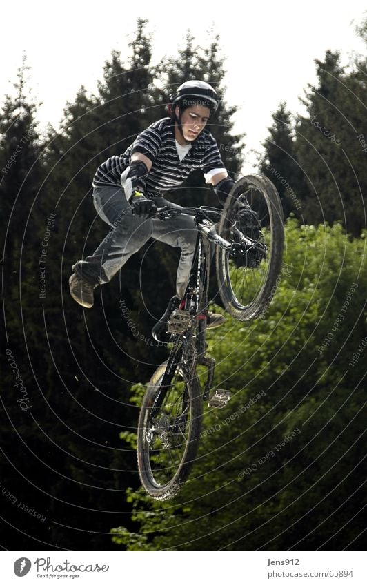 Slopstyle Mountainbike Fahrrad Sportveranstaltung Streifen Wald slopstyle downhill Bewegung gefährlich Kurve Abfahrt Körperbeherrschung talentiert Mut