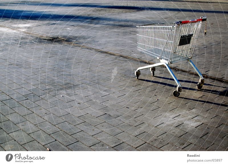 Einkaufswagen Supermarkt Marktplatz Käfig discounter Kopfsteinpflaster Metall