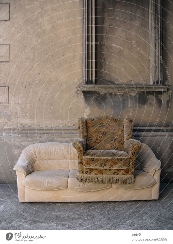 Zwei Sitzer Wand Haus verfallen Sessel Sofa Muster Blume Blumenmuster verschlissen Ruine Fenster Putz dreckig schäbig Beton Grunge verwohnt alt Sitzgelegenheit